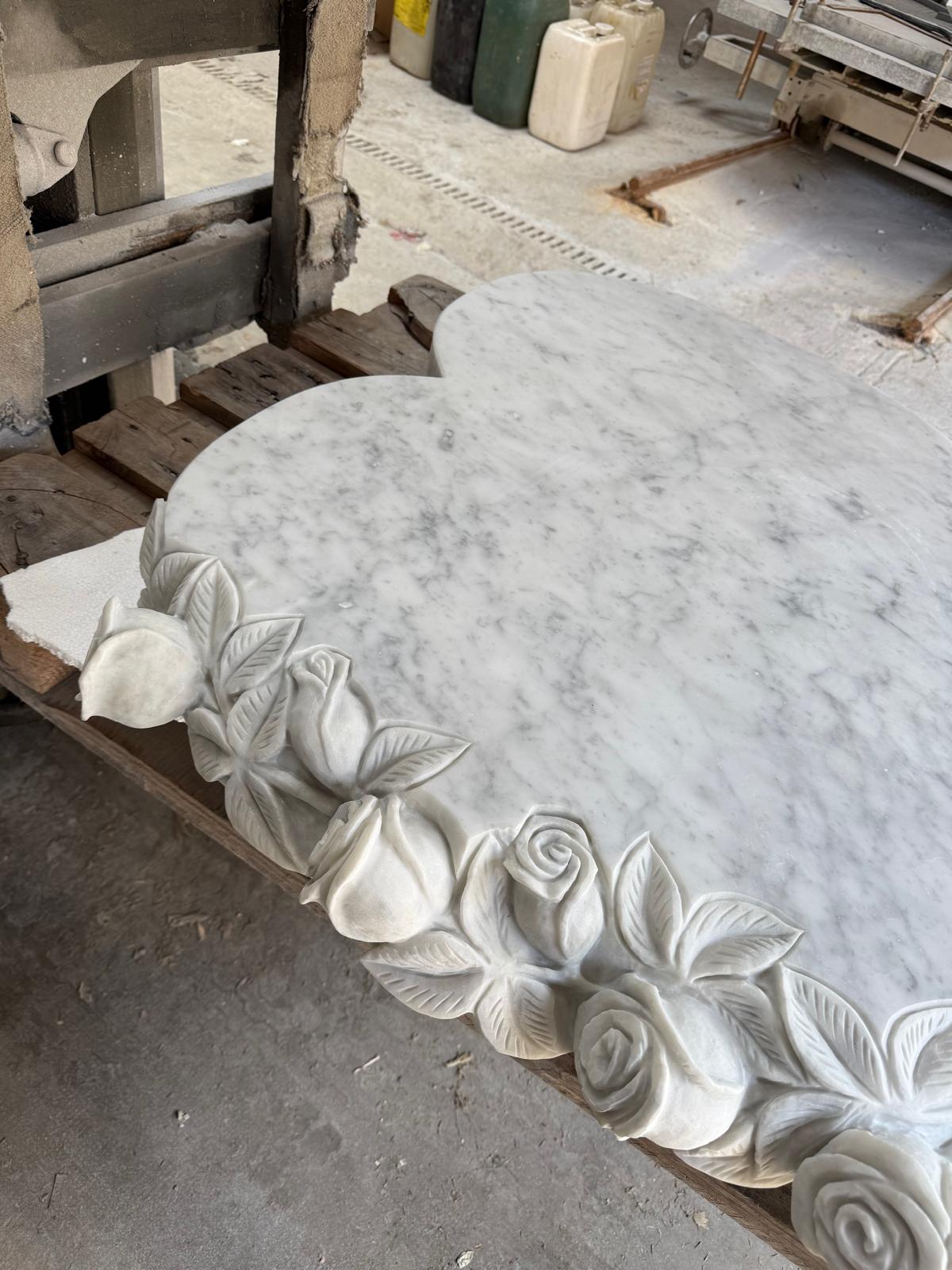 Cœur en marbre, roses sculptées à la main